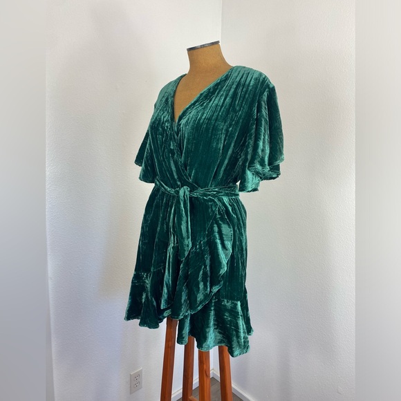 BB Dakota velvet Night Fever Wrap Dress M Ruffle Frilly Emerald Green Holiday - Picture 13 of 14